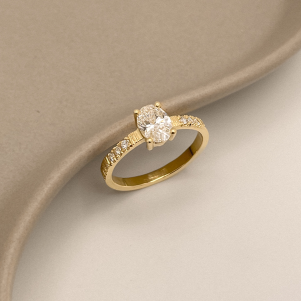 Oval diamond engagement ring Antwerp. Structured ringband with small diamonds.