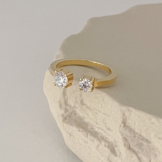 Toi & moi engagement ring Antwerp. With a big round diamond and a smaller lab diamond in recycled yellow gold.