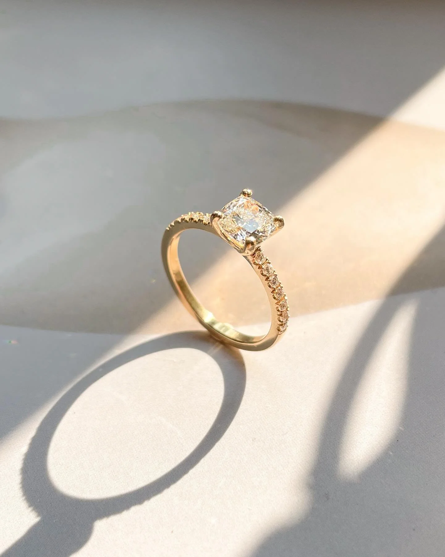 And we&rsquo;re back! 💍🔥

Engagement ring crafted in 18K recycled gold &amp; 1.5 carat cushion cut lab.💎

🗓️ Nog volop aan het genieten van alle quality time met ons zoontje, maar intussen staat de nieuwe afsprakenkalender voor december/januari r