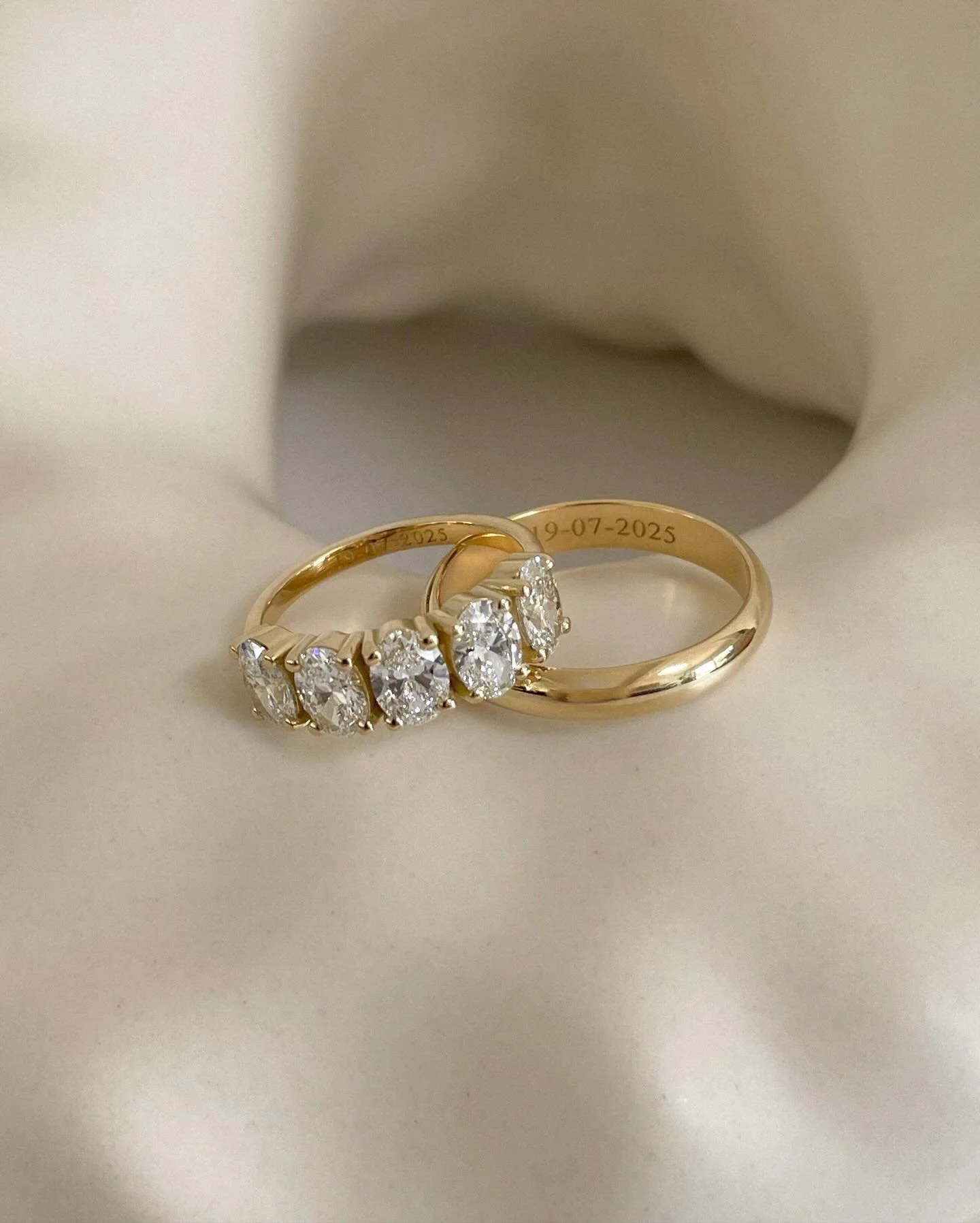M &amp; C 💍 

✨ Wanneer het n&eacute;t iets meer mag zijn.

18K geel goud &amp; 5 oval lab diamanten voor haar &amp; een all-time classic met halfrond profiel voor hem. 

🤍 Proficiat &amp; bedankt om jullie prachtige foto&rsquo;s te delen!