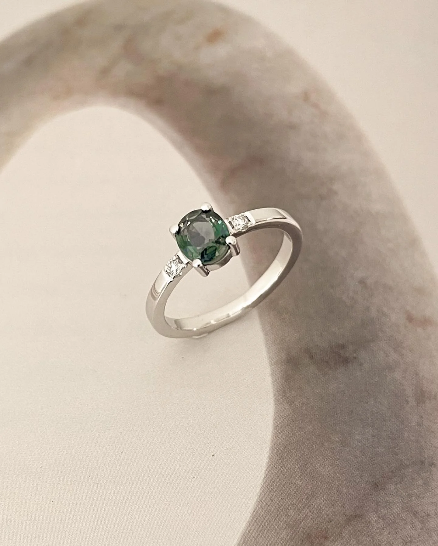 Verlovingsring voor S. 💍

🤍 Wanneer een koppel samen een verlovingsring laat ontwerpen zodat hij h&eacute;lemaal haar goesting is. 

Gerecycleerd wit goud &amp; een grijsblauwe saffier, met 2 kleine diamantjes in de ringband.

Proficiat!