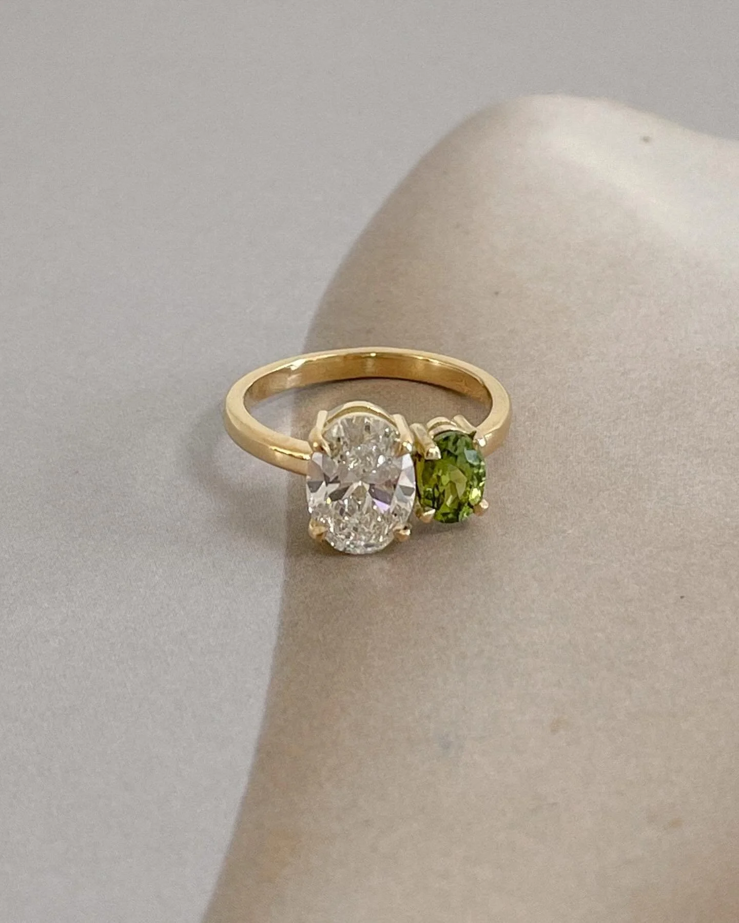 A. said YES. 💍🤍 

🔥 M. wist precies hoe de droomring van zijn verloofde eruit moest zien. Na enkele ontwerpen, kwamen we samen tot dit resultaat in 18k recycled goud met grote ovale duurzame lab diamant &amp; groene toermalijn. 

🤍 Bedankt voor h