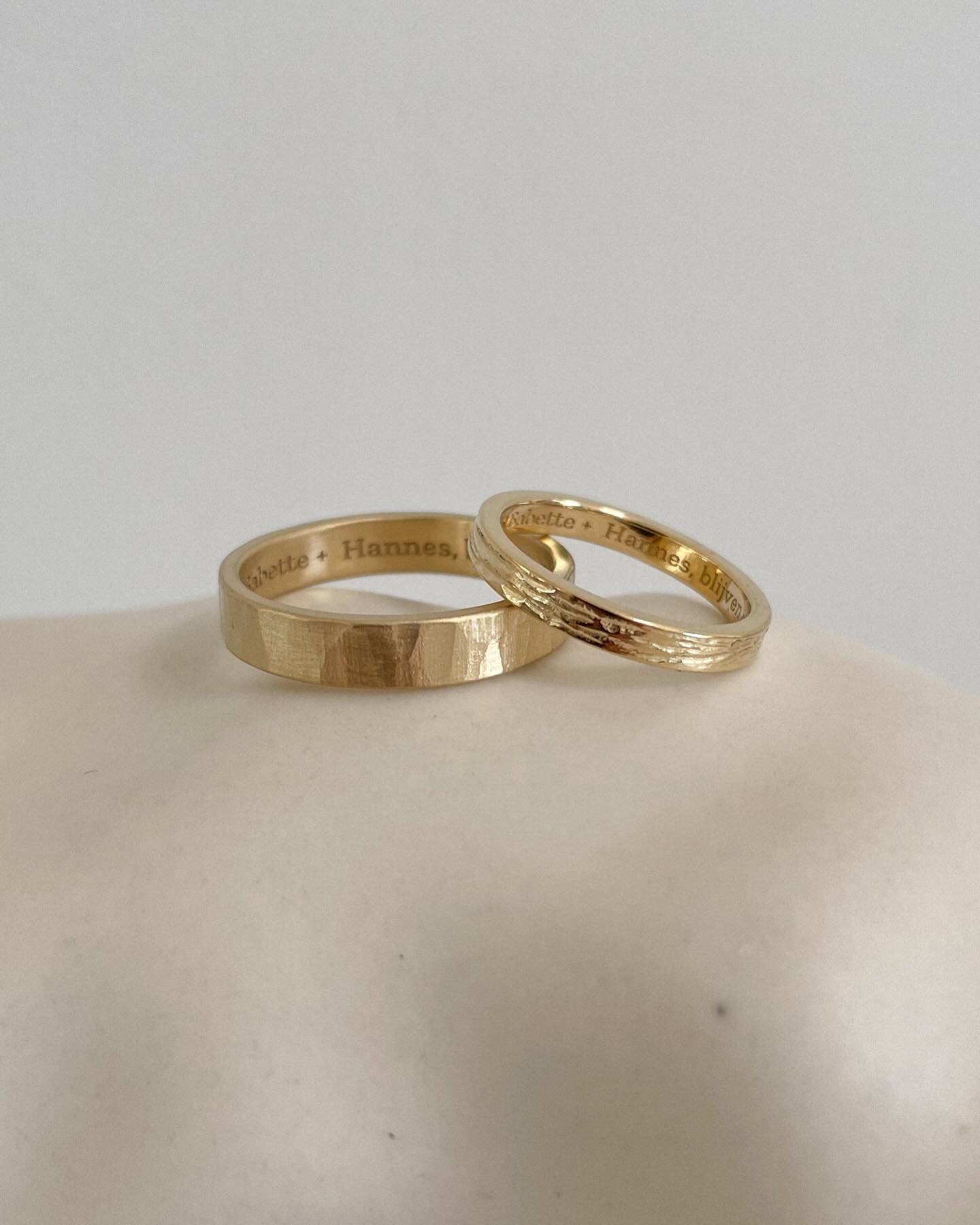 H &amp; B 💍

Op een prachtig koppel. 🤍 blijven dromen, blijven omarmen.

⚒️18K recycled goud, met elk zijn/haar structuur en een prachtige, persoonlijke gravure.

Proficiat!
