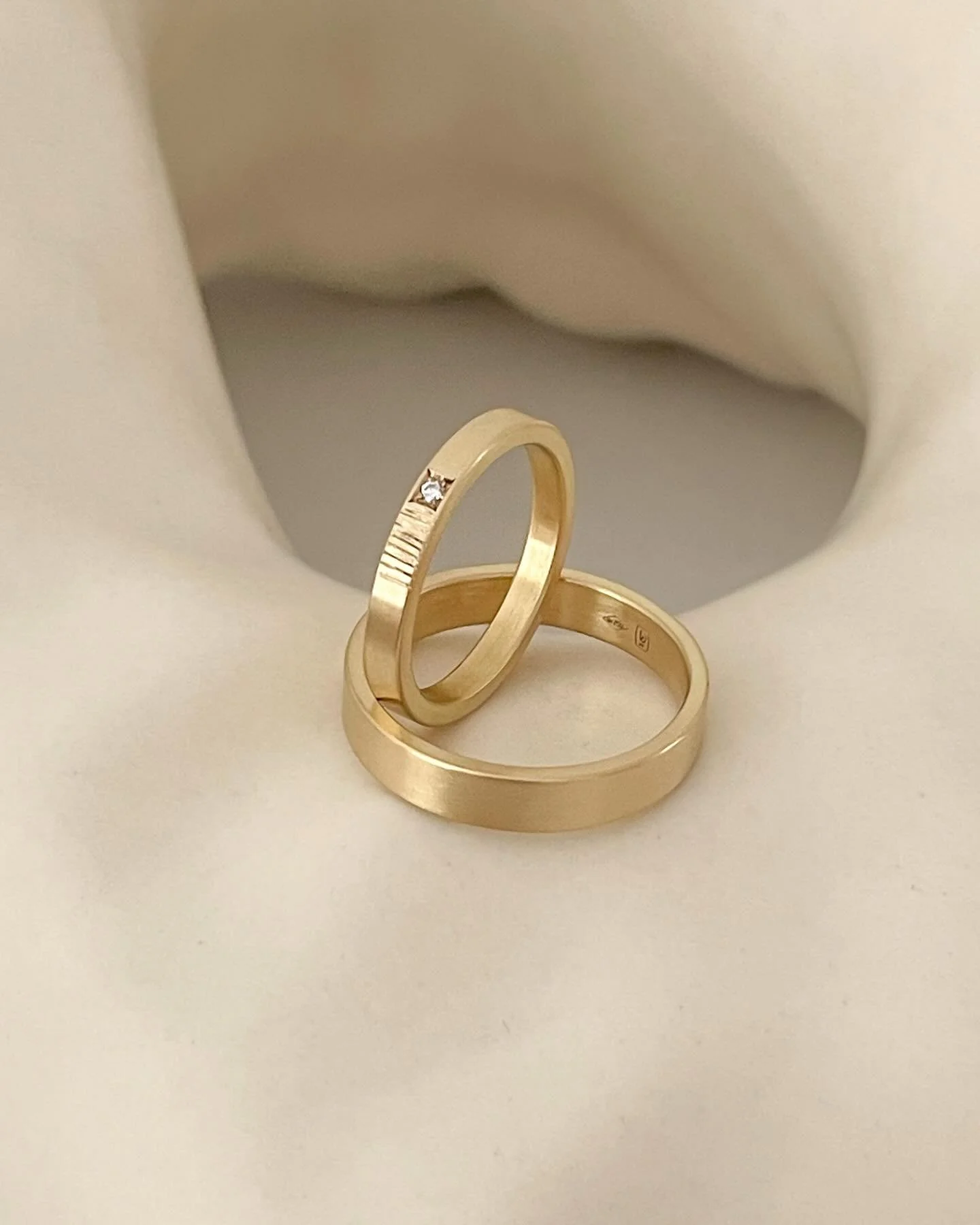 J &amp; D 💍 

🔥 Een minimalistisch, tijdloos duo handgemaakt in 18K gerecycleerd goud.

Proficiat!