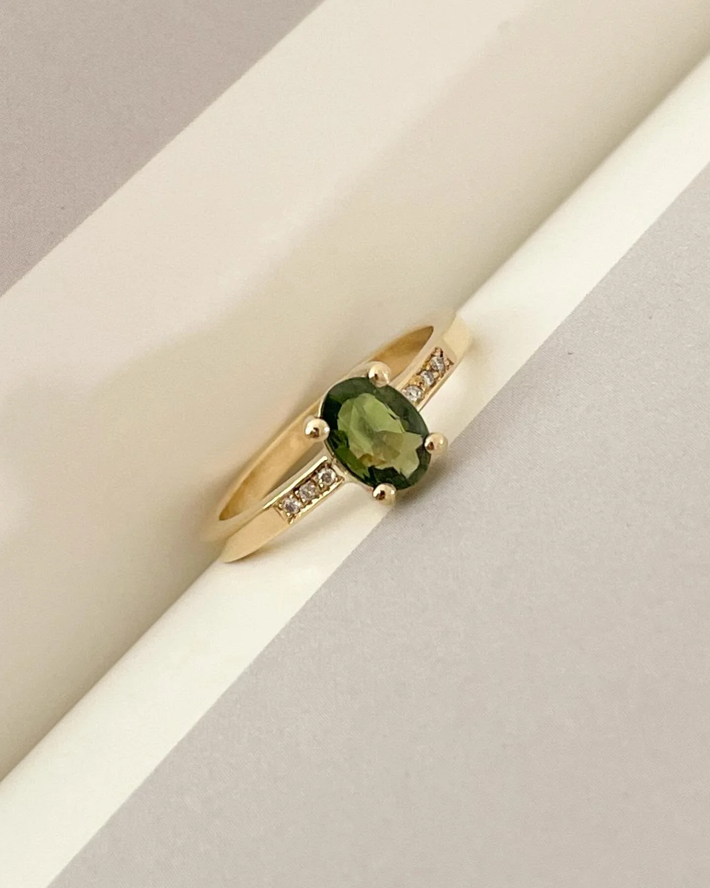 She said yes! 

💍 Duurzame verlovingsring in 18K gerecycleerd geel goud met groene saffier.

🤍 Proficiat E &amp; T en op jullie huwelijk later dit jaar!