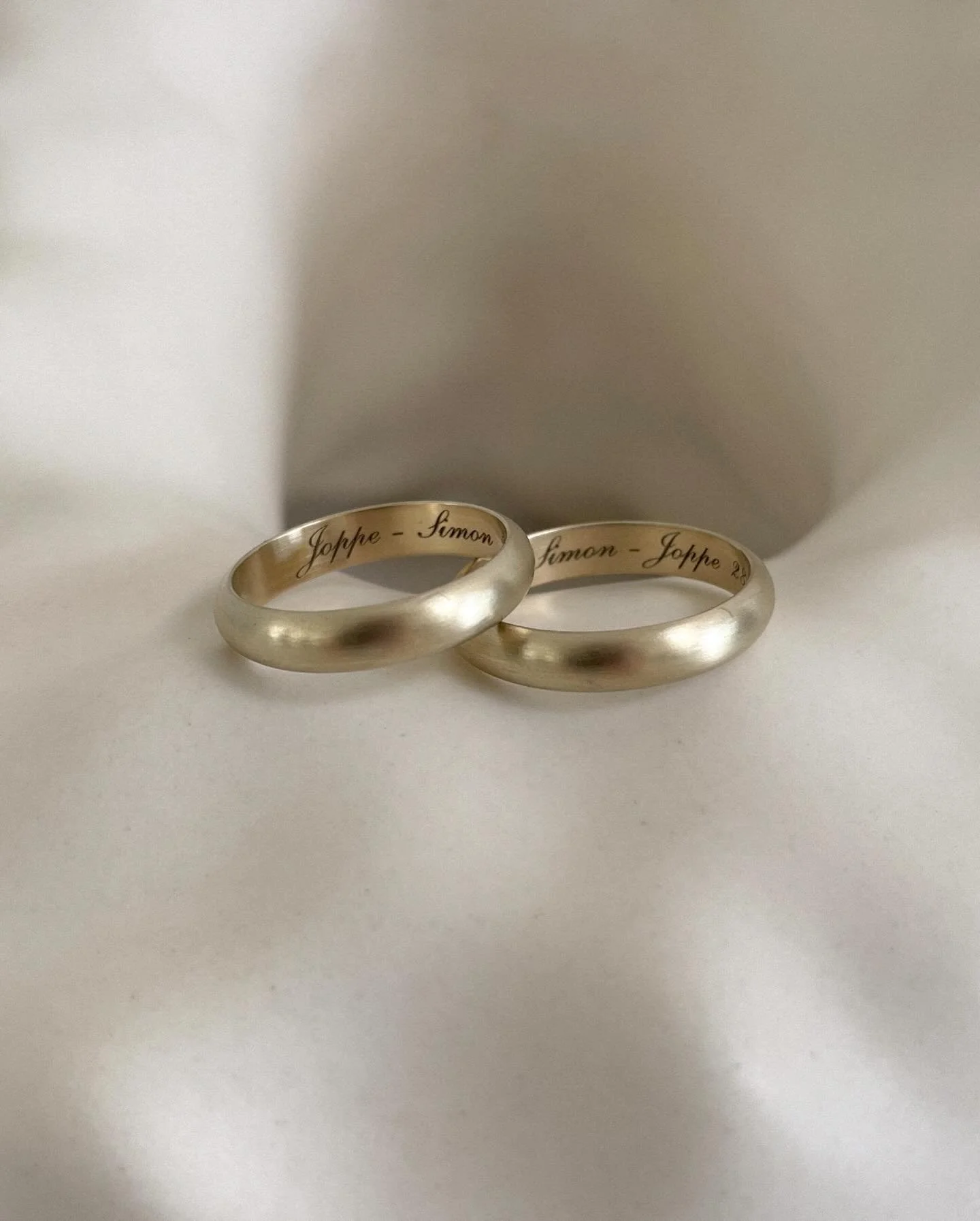 J &amp; S 💍

🔥 Van een stijlvol duo gesproken. Altijd &eacute;norm fijn om na de verlovingsringen ook de trouwringen te mogen cre&euml;ren.

⚒️ Crafted in Antwerp in 14k recycled gold

🤍 Proficiat en merci voor jullie vertrouwen!