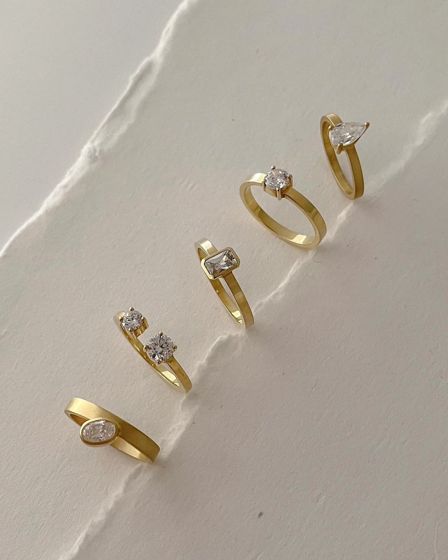 Een 💎 feestje. 

💍 Met de hand vervaardigd in Antwerpen van gerecycled goud en ethisch verantwoorde labdiamanten.

www.devree.studio