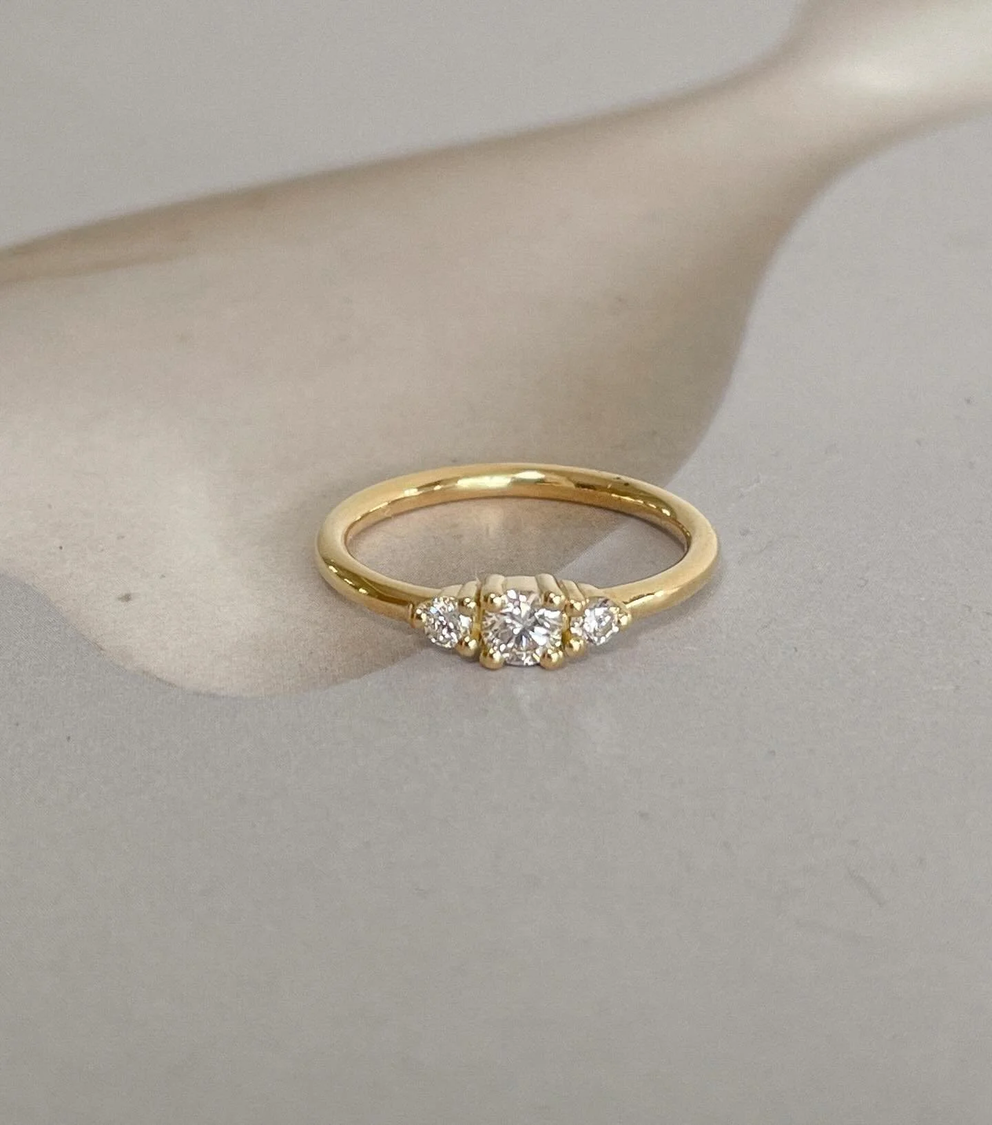 Verlovingsring voor G. 💍

18k recycled goud &amp; 3 ronde duurzame lab diamanten in trinity zetting. 

⚒️ Crafted in Antwerp.

🤍 Proficiat G &amp; J!