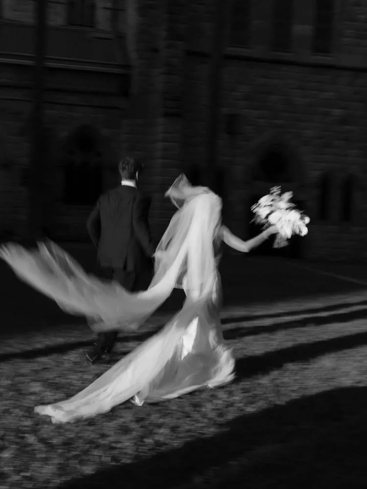 Wedding season. 🕊️ 

💍 Duurzame en tijdloze trouwringen. Handgemaakt voor altijd. 

🔥 Elke ring wordt ontworpen in ons atelier in Antwerpen en handgemaakt in 14K of 18K gerecycleerd geel, rood/roze of wit goud. 

⚒️ Alle ontwerpen kunnen volledig 