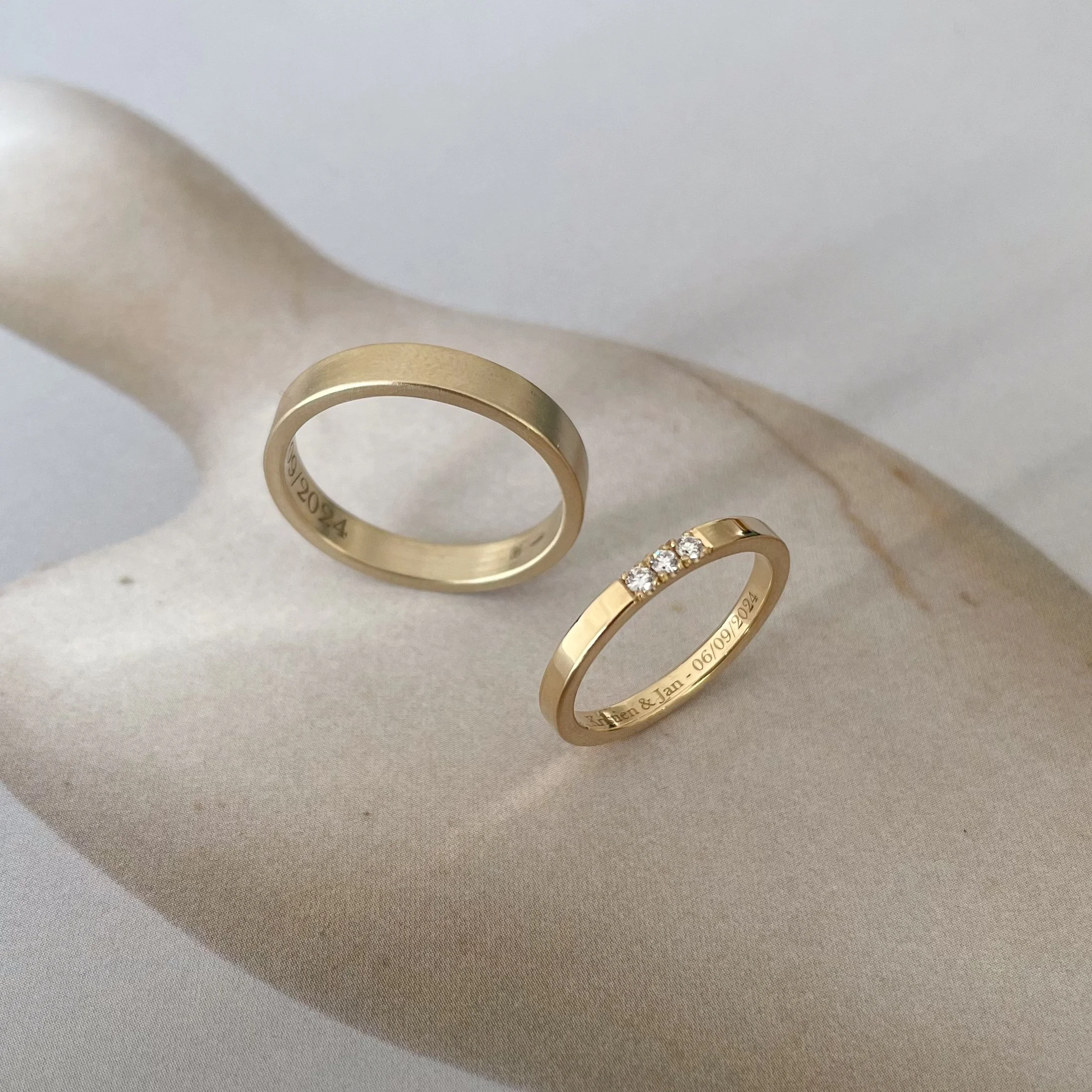 Timeless and minimalist wedding bands, handmade in Antwerp from recycled gold.