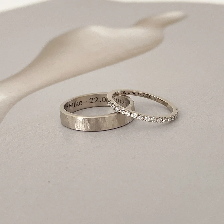 Wedding band with a relief design and eternity ring made from recycled gold. Custom wedding bands in Antwerp.
