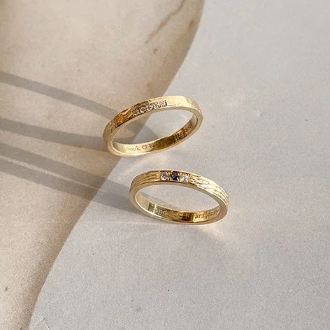 gestructureerde trouwringen in gerecycleerd goud met kleine diamanten, vervaardigd in Antwerpen