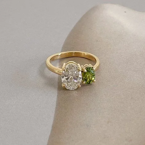 Moi & toi verlovingsring met edelsteen en grote diamant in gerecycleerd goud. Gemaakt in Antwerpen.
