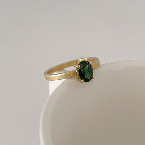 Handgemaakte verlovingsring in goud met een ovale groene saffier edelsteen