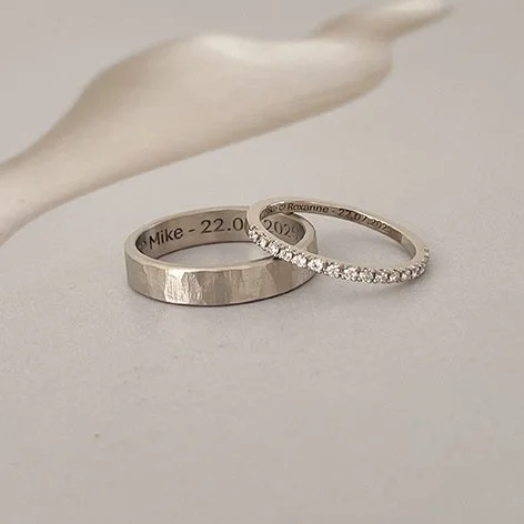 Textured wedding ring and eternity wedding ring in recycled gold. Handcrafted in Antwerp.