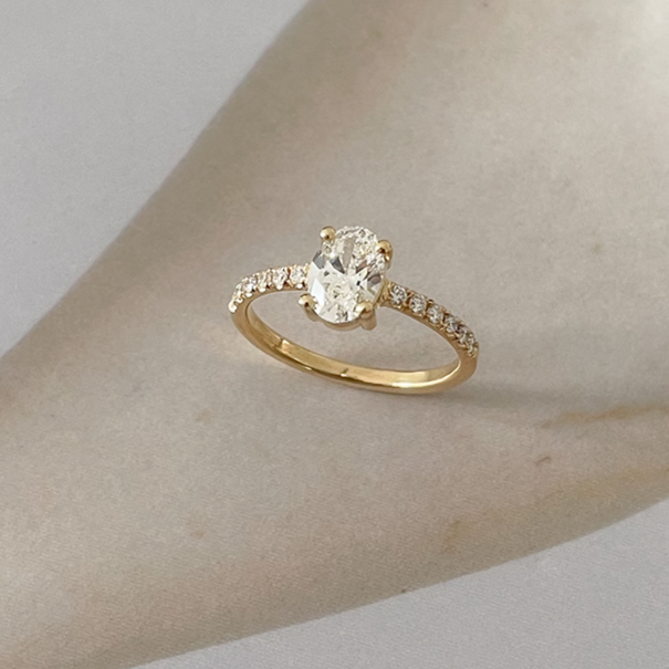 eternity verlovingsring met ovale diamant hendgemaakt in antwerpen door goudsmid De Vree