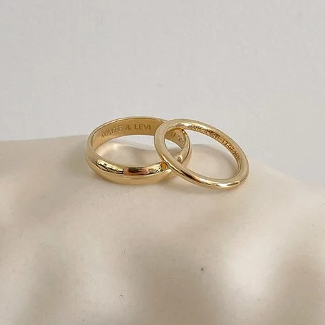 Matching Minimal and subtle wedding rings in yellow gold