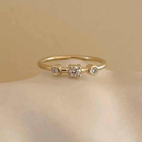 Delicate engagement ring with small diamonds, sustainably crafted in Antwerp