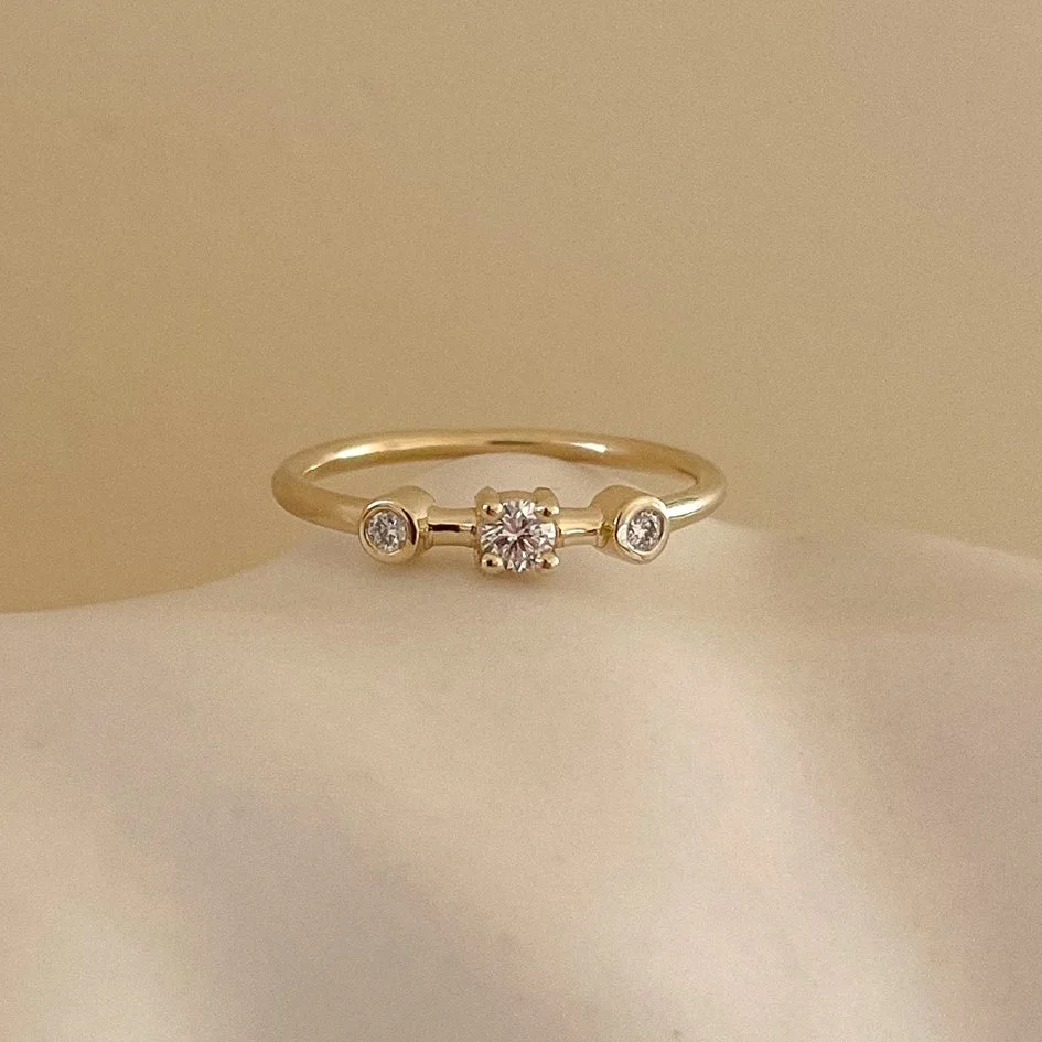 Subtle engagement ring with small diamonds, custom-made engagement ring in Antwerp