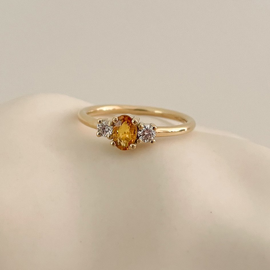 trinity engagement ring with center oval gemstone and 2 diamond sidestones. Handcrefted ring in Antwerp by gioldsmith De Vree