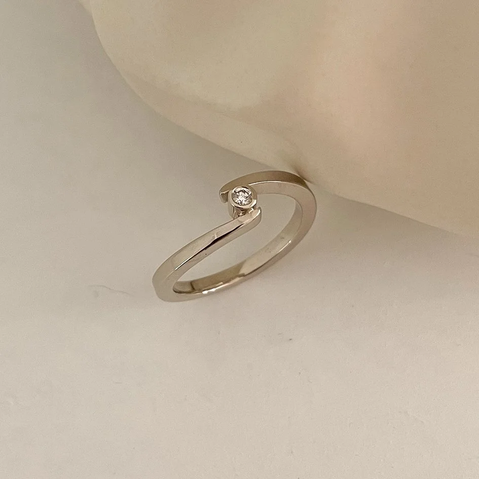 Affordable white gold diamond engagement ring in Antwerp. Crossover design