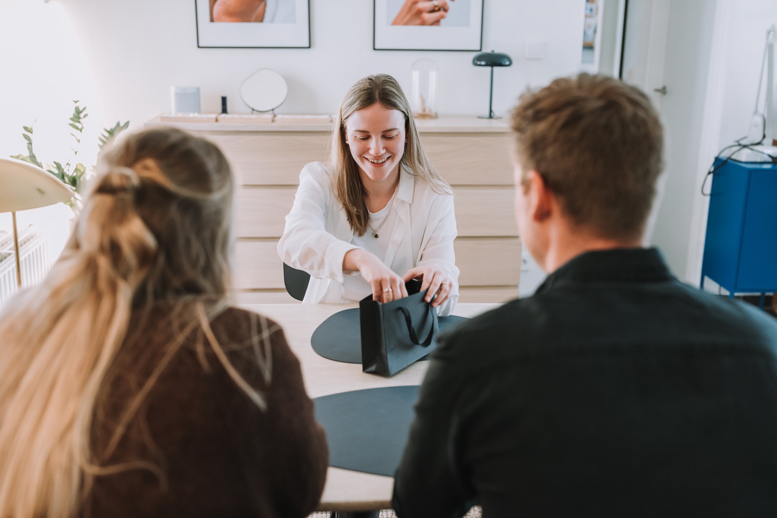 Personal appointment with Anneleen De Vree in Antwerp, the jewellery designer and goldsmith of De Vree where she shows personal & unique wedding rings, which are handcrafted using recycled gold