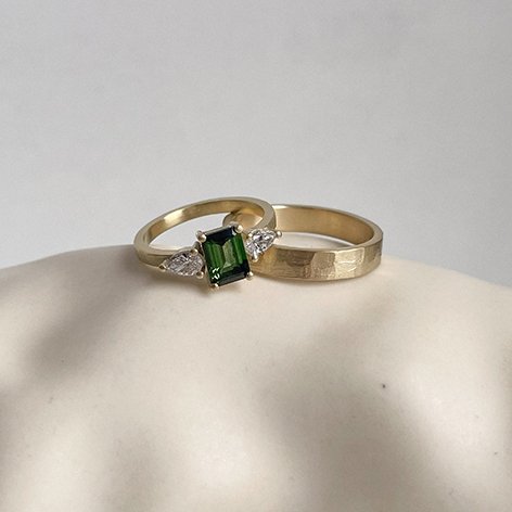 Unieke trouwring met edelsteen en diamant en geribbelde ringband voor haar en dezelfde geribbelde ringband voor hem.
