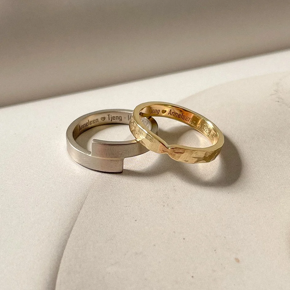 A matching set of sustainable wedding bands, handmade in Antwerp by De Vree