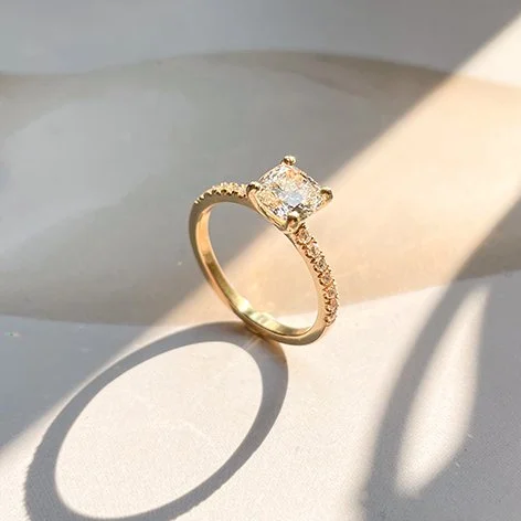 cushion diamant verlovingsring met eternity-zetting, gemaakt in Antwerpen