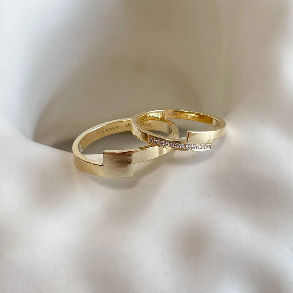 Custom-made wedding rings for him and her in yellow gold in Antwerp