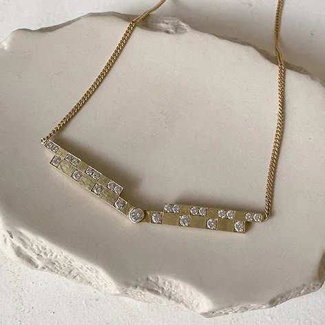 Diamanten uit oude familiestukken werden gerecycled tot een eigentijdse halsketting geïnspireerd op de art-decostijl.