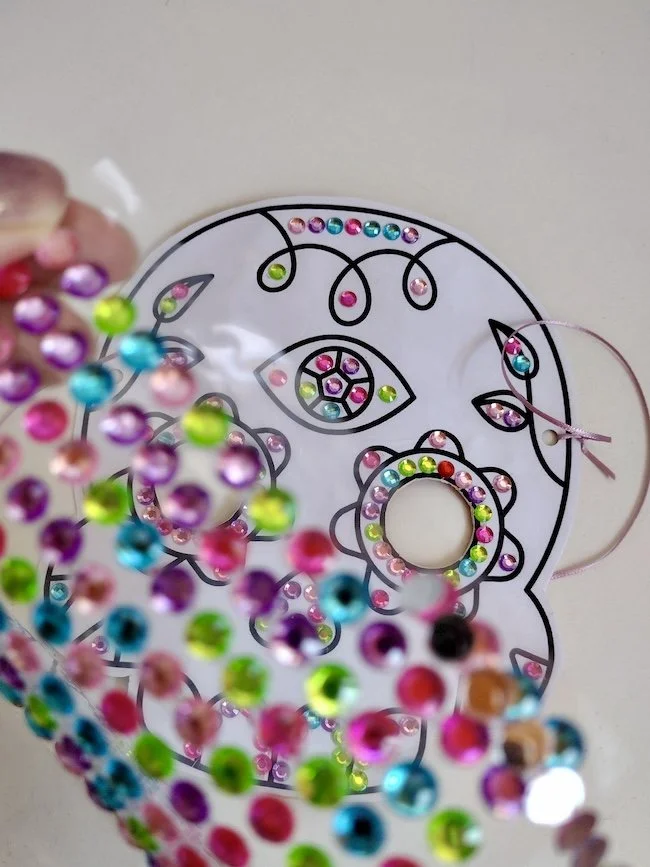 Need a last-minute Day of the Dead or Halloween costume? Get our FREE printable Calavera mask template! A super easy DIY upcycling craft for teachers and moms using recycled cardboard.