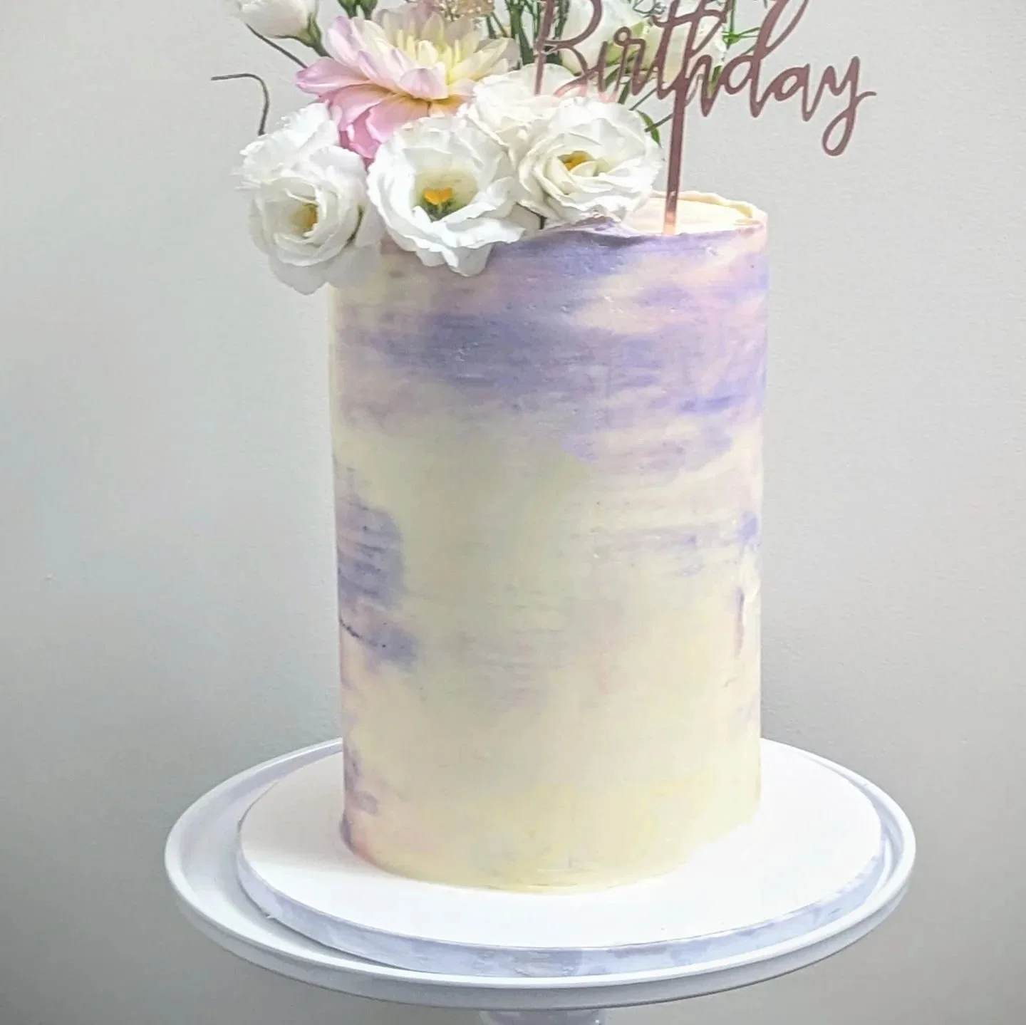 Lemon cake with a lemon buttercream filling. #lemoncake #cake #cakedecorating #birthdaycake