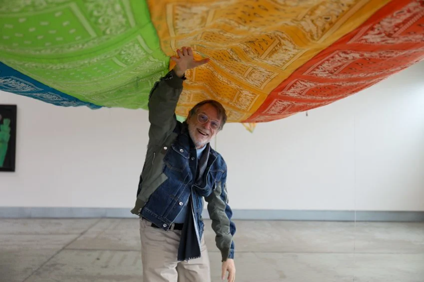 Elliot 
“Lo que me llena de alegría es saber que, al acercarme a los 70 años, mi comunidad es más fuerte, más sabia y más compasiva de lo que jamás había experimentado individualmente como persona queer. Hemos aprendido, a través de tantos desafíos —