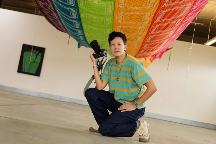 Jackie Han

“Durante gran parte de mi vida, busqué la validación de los demás — una búsqueda que, silenciosamente, fue desplazando las cosas que realmente me daban alegría, como las conexiones significativas a través de la fotografía. Dirigir mi aten