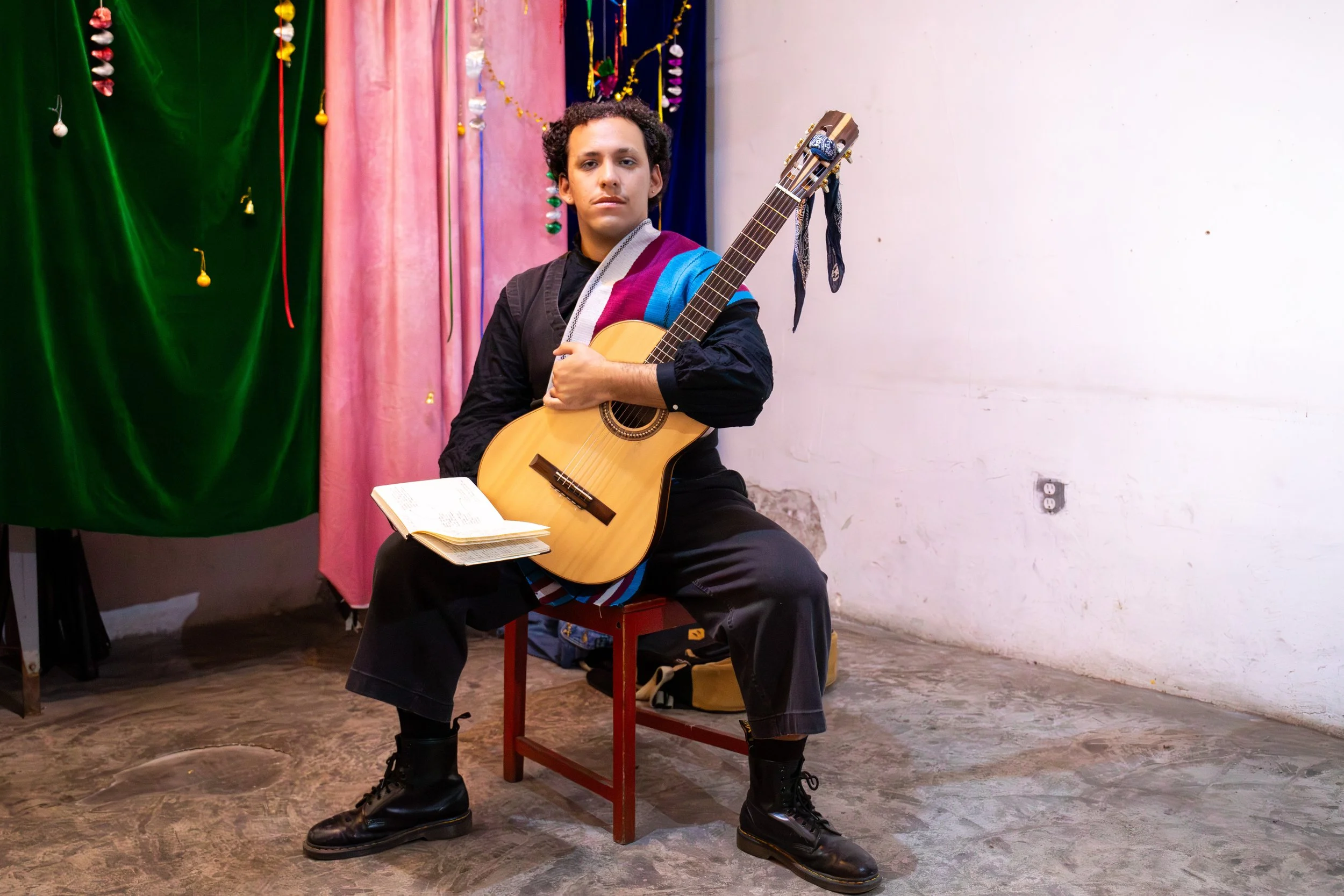 Xóchitl Quetzal
“La verdad, yo solo hago mi trabajo en lo que el mundo se va al carajo, aprovecho para escribir sobre lo cotidiano, sobre lo que nos saca una sonrisa, sobre esas pequeñas cosas que valen la pena, aquí estoy por la promesa en tu person