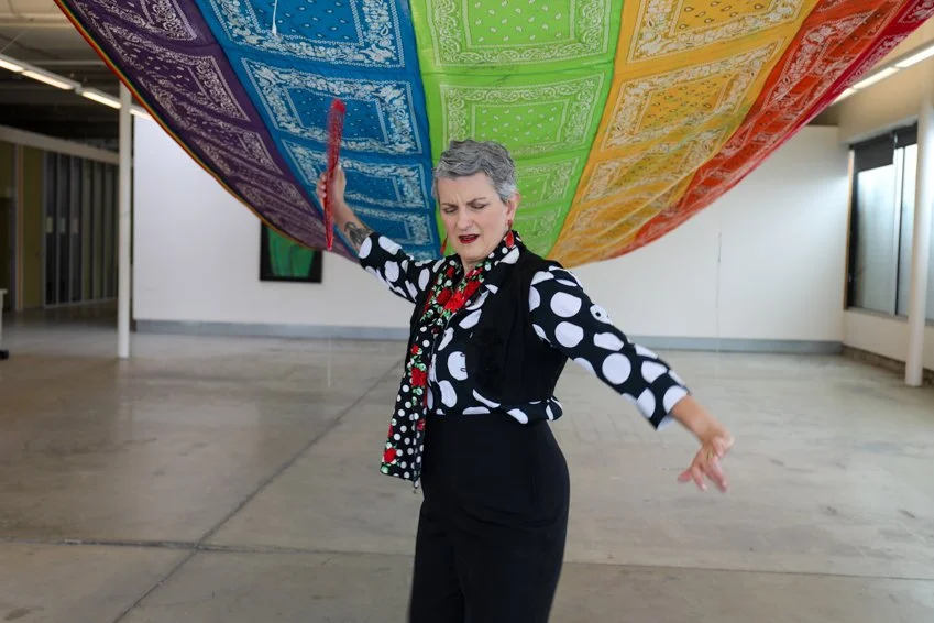 Carol “La Champi”
Lo que me ha ayudado a seguir adelante ha sido conectar físicamente conmigo misma a través del ritmo, zapateando al compás (como artista de flamenco). Es mi momento diario para mí y mi forma preferida de meditación.
También me mante