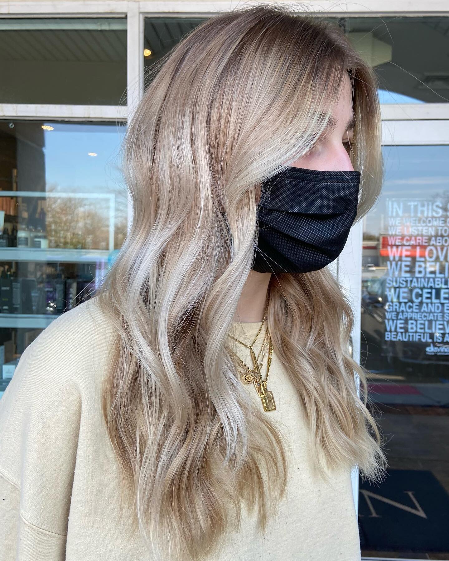 reverse balayage on @paytondechiara 
🌟🌟🌟
root extend lowlights and gloss with @pulpriothair 
cut with @arcscissors 

@hairbrained_official @modernsalon @american_salon #americansalon #redkensalon #redken #olaplex #balayage #mastersofbalayage #hair