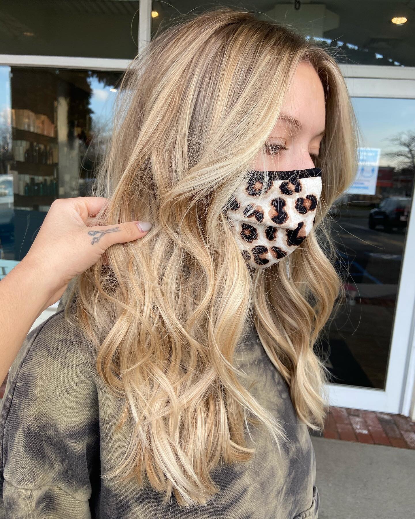 I love making @carlypfleger blonde
 that is all 

@hairbrained_official @arcscissors @modernsalon @elanhairstudio #americansalon #redkensalon #redken #olaplex #balayage #mastersofbalayage #hairpainter #jerseyshorehair #balayagehair #balayagehighlight