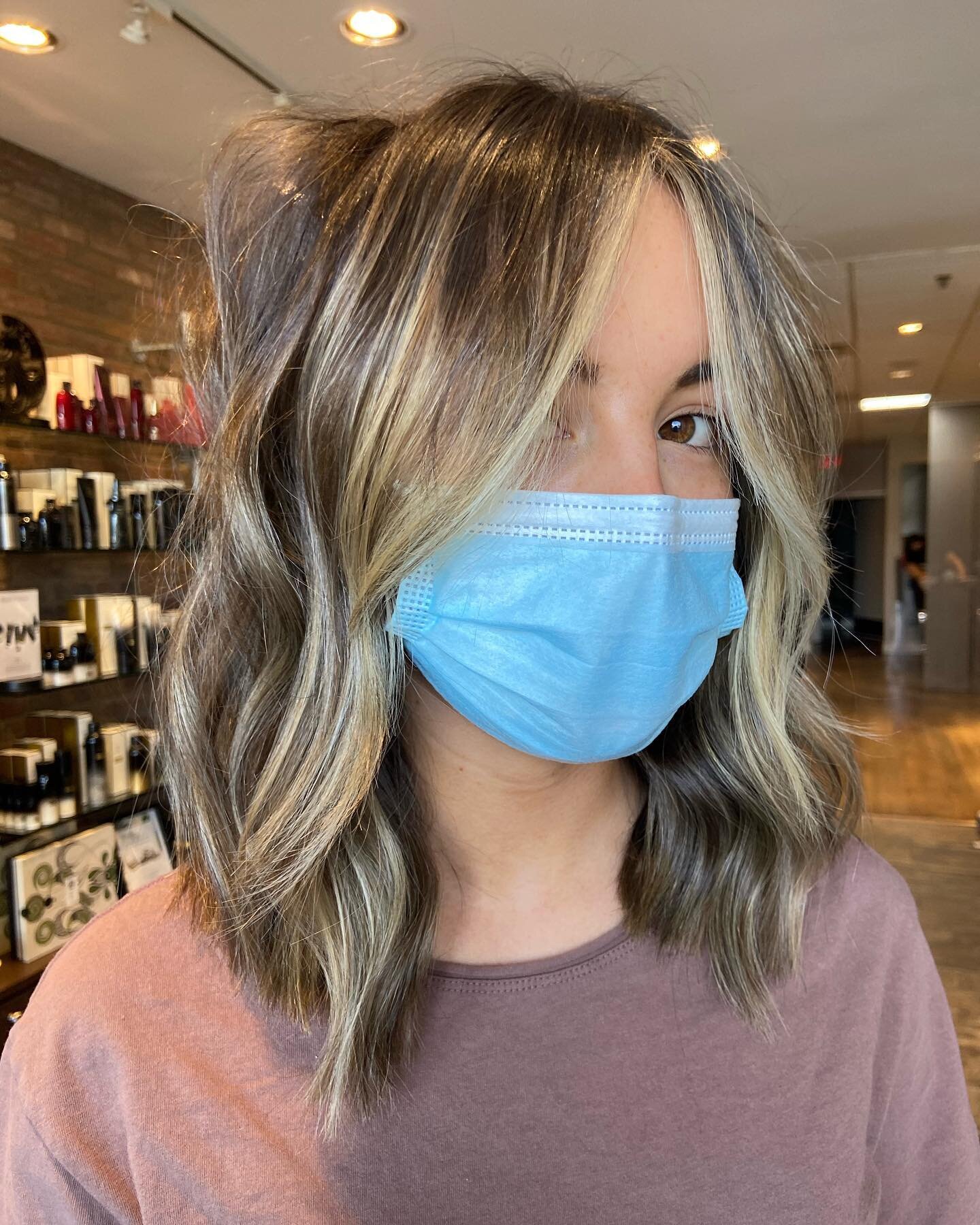 when the blonde pops pop in all the right places 🤩 

@hairbrained_official @arcscissors @modernsalon @elanhairstudio #americansalon #redkensalon #redken #olaplex #balayage #mastersofbalayage #hairpainter #jerseyshorehair #balayagehair #balayagehighl