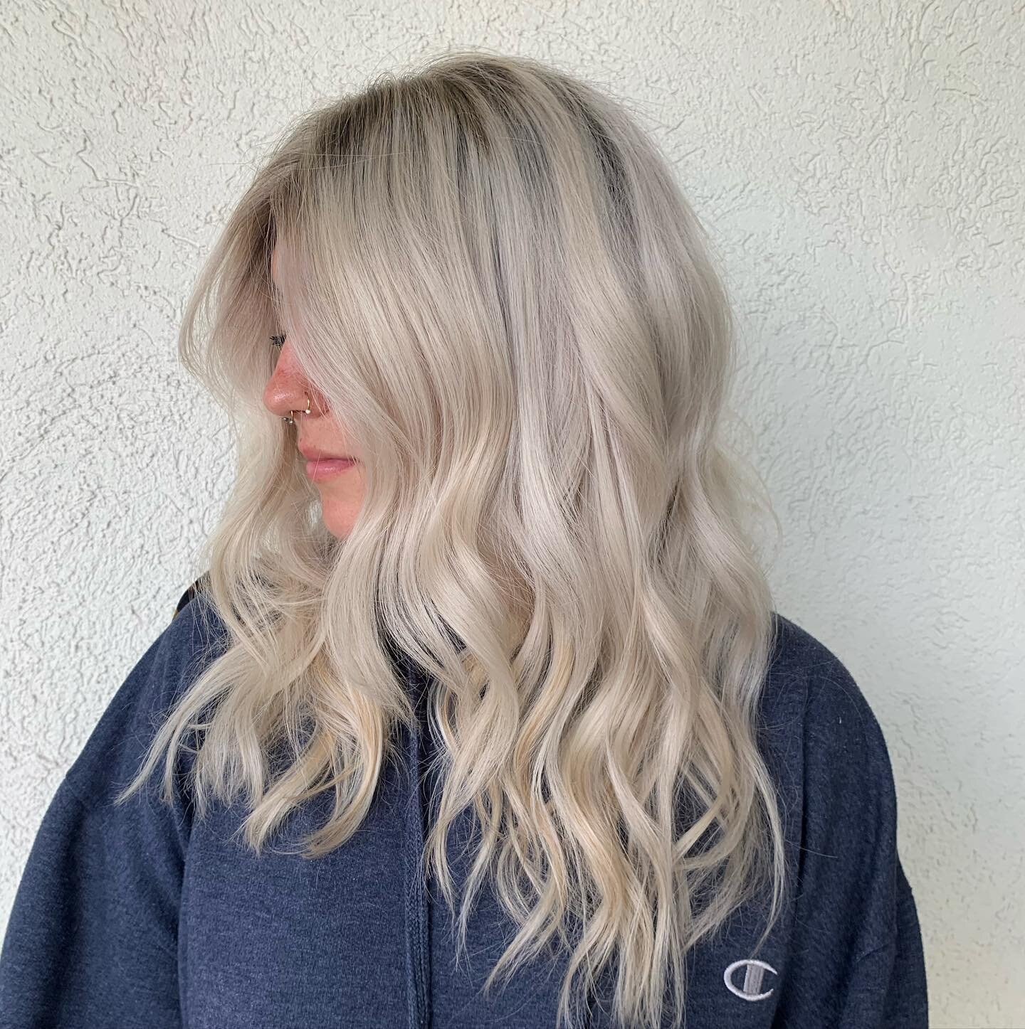 Full foil to help transition @kelippolito from a solid root touch up blonde to a more dimensional (still pretty solid 😂) blonde! 
.
.
@behindthechair_com @beautylaunchpad @cosmoprofbeauty @saloncentric @wellahair @redken @igkhair