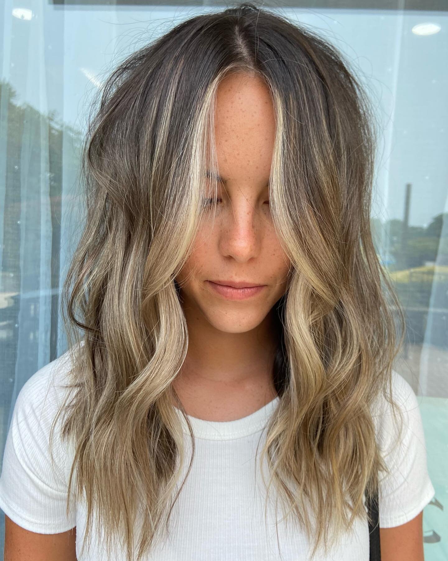 cool bronde 🌫 
&bull; foiled with 20 vol
&bull; root melt with #shadeseq 08vb
&bull; glossed with 10vv 09t and 09p 
&bull; finished with @hottoolspro 1.25 iron and @igkhair beach club texture spray 🌊

@hairbrained_official @solanewjersey @modernsal