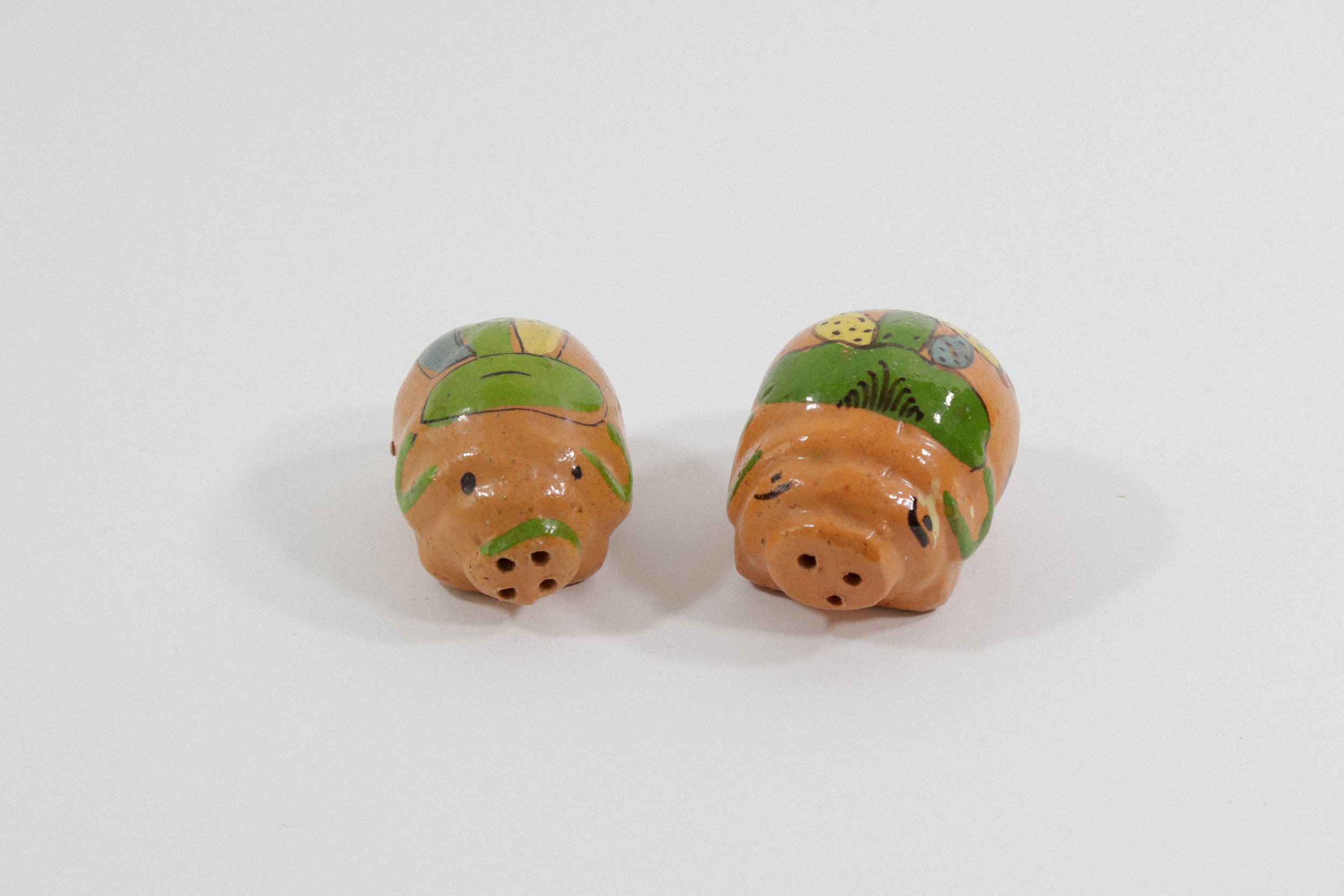 Set (2) of handpainted ceramic pig salt and pepper shakers. Made in Mexico.