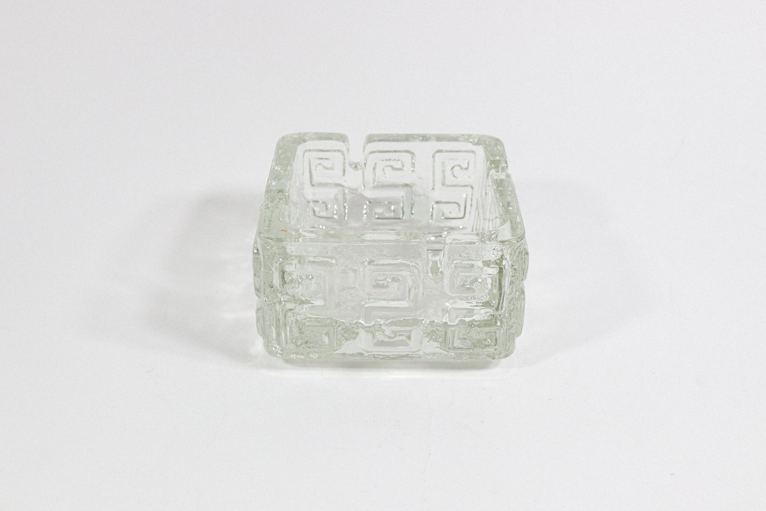 Vintage (1960s) Taalari Collection clear art glass ashtray by Tamara Aladin for Riihimäen Lasi Oy. Made in Finland.