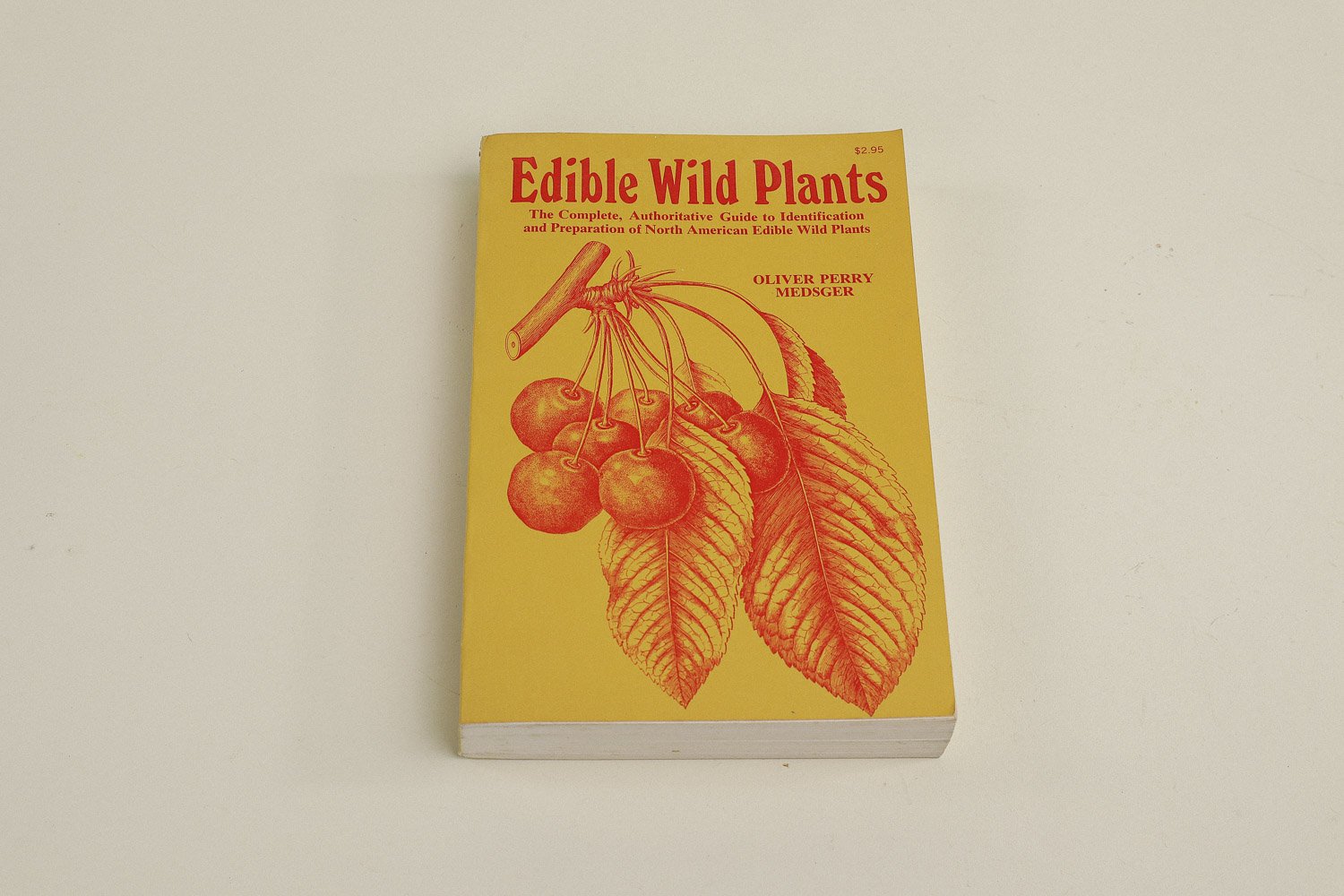 Vintage softcover copy of Edible Wild Plants by Oliver Perry Medsger. First published in 1939 by The Macmillan Company, this edition was published in 1972 by Collier Books.
