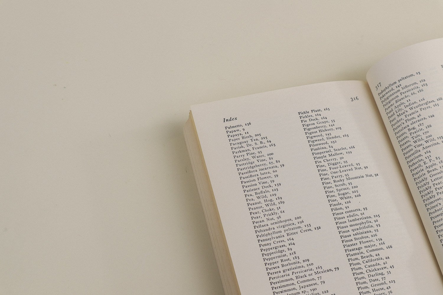 Vintage softcover copy of Edible Wild Plants by Oliver Perry Medsger. First published in 1939 by The Macmillan Company, this edition was published in 1972 by Collier Books.