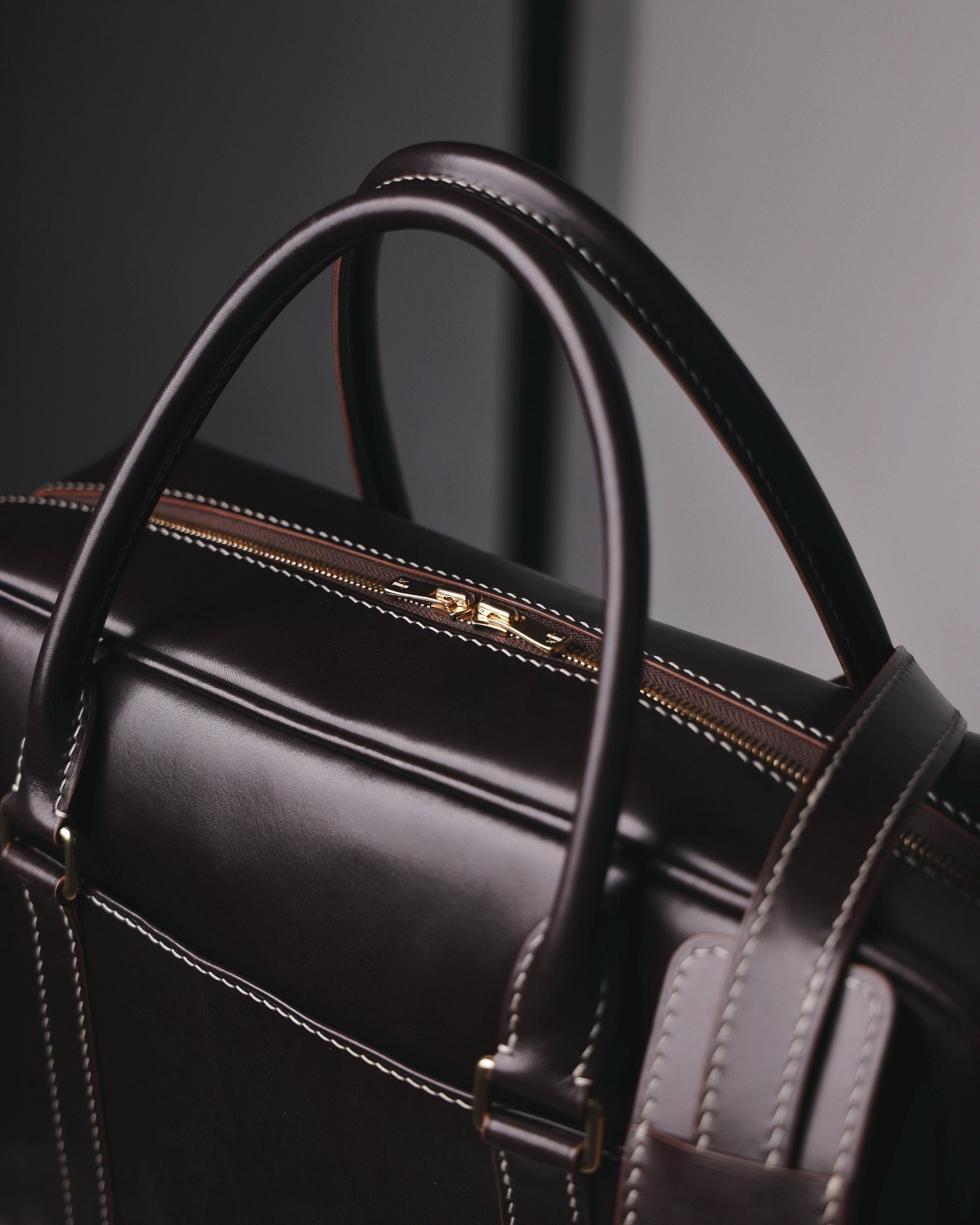 A few detail shots from the latest briefcase project 🏴
&bull;
briarwoodleather.com