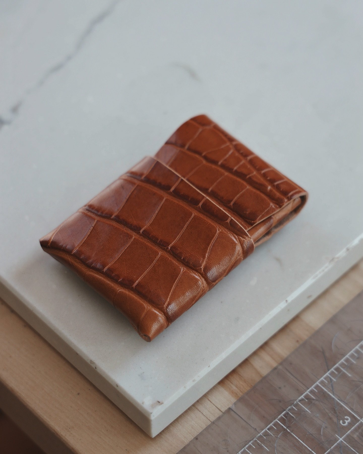 Monroe stitchless wallet in embossed gator Italian veg tan 👌🏻
&bull;
briarwoodleather.com