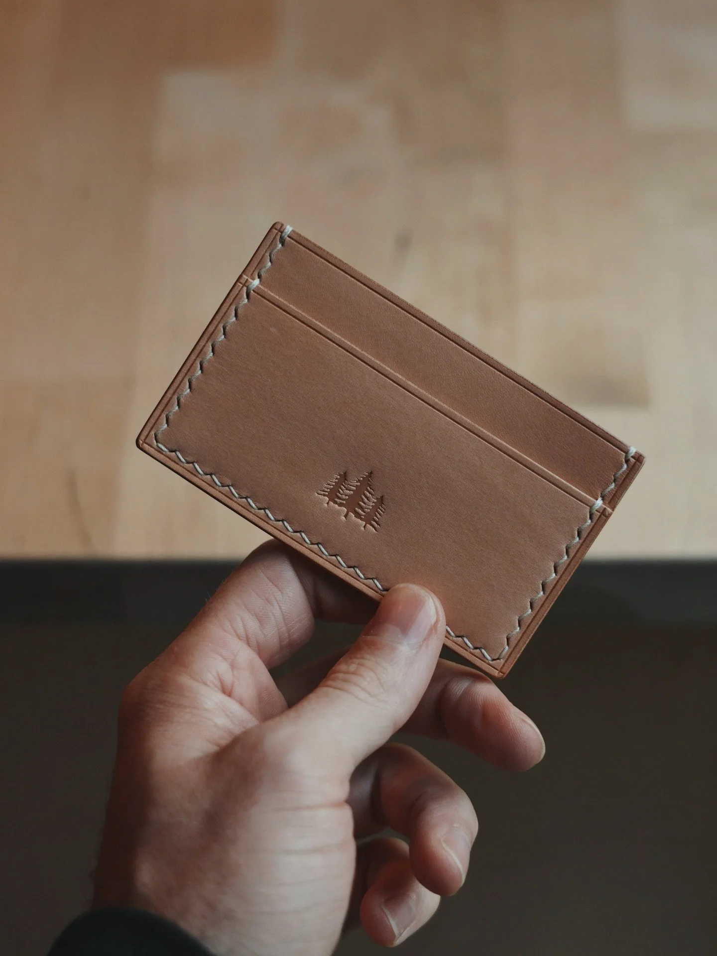 Classic card wallet in natural veg 🏴
&bull;
briarwoodleather.com
