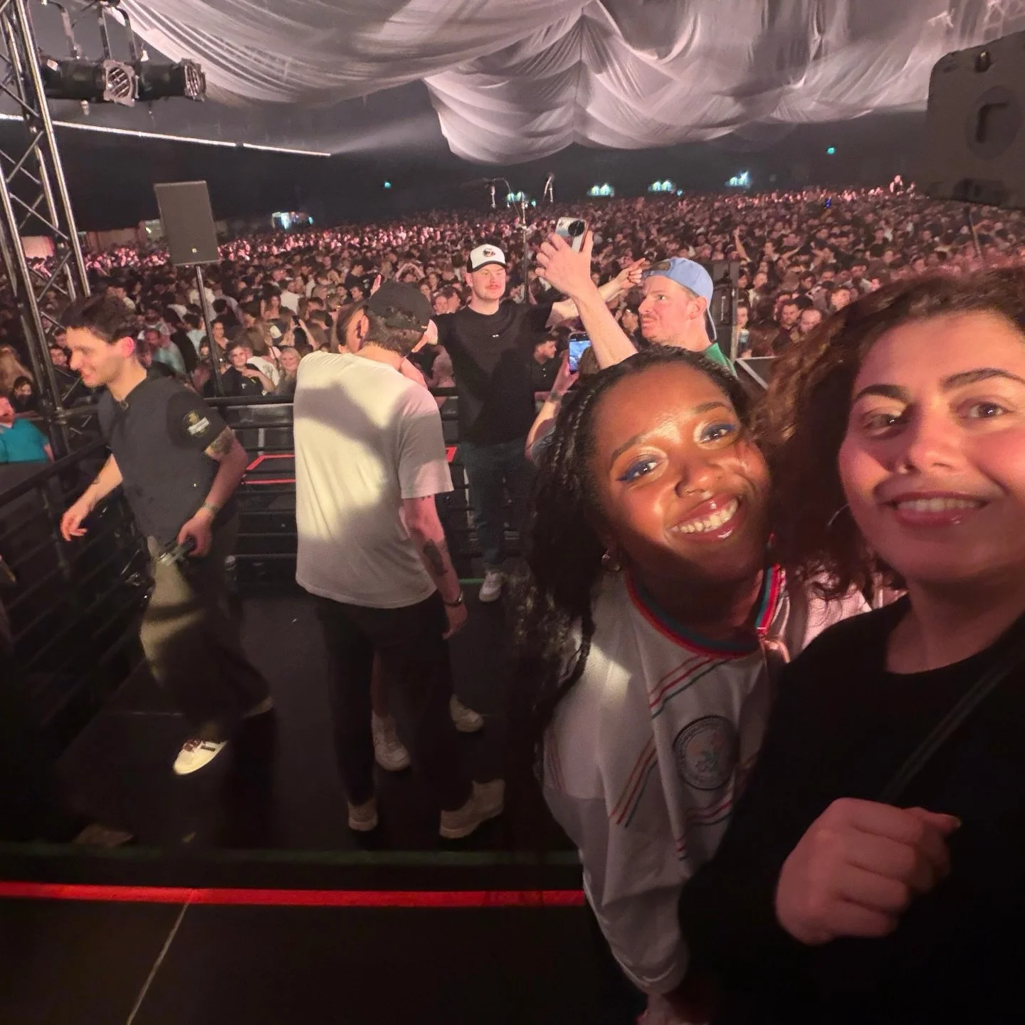 Best night EVER! 🔥 Dancing the night away on stage with @fredagainagainagainagainagain and my bestie @zarahalabi will forever be a core memory 🥹❤️❤️

#fredagain #usb002